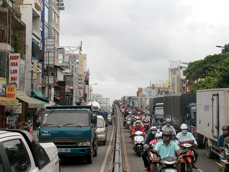 Tình trạng ùn ứ tại các tuyến đường ở sân bay bắt đầu từ khoảng 12 giờ trưa ngày 4-8